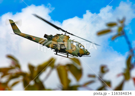 飛行する陸上自衛隊の対戦車ヘリコプター AH-1S 116384834