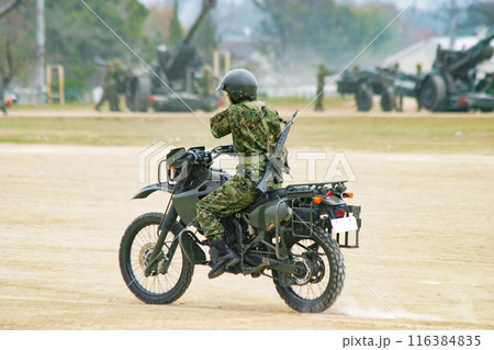 訓練展示に参加する陸上自衛隊偵察隊のオートバイ 116384835