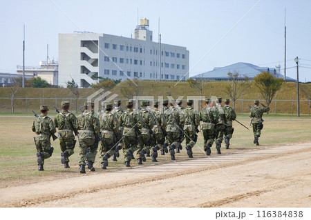 行進する陸上自衛隊の隊員 116384838