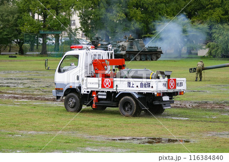 訓練展示に参加する陸上自衛隊の不発弾回収車 訓練展示に参加する陸上自衛隊の不発弾回収車 116384840