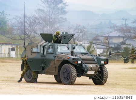 訓練展示に参加する陸上自衛隊の軽装甲機動車 訓練展示に参加する陸上自衛隊の軽装甲機動車 116384841