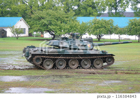 訓練展示に参加する陸上自衛隊の74式戦車 訓練展示に参加する陸上自衛隊の74式戦車 116384843