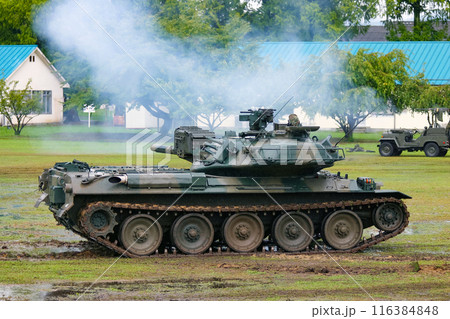 訓練展示に参加する陸上自衛隊の74式戦車 訓練展示に参加する陸上自衛隊の74式戦車 116384848