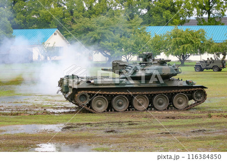 訓練展示に参加する陸上自衛隊の74式戦車 訓練展示に参加する陸上自衛隊の74式戦車 116384850