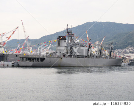 基地に停泊中の海上自衛隊 補給艦 116384920