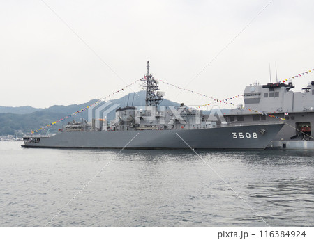 停泊中の海上自衛隊練習艦 116384924