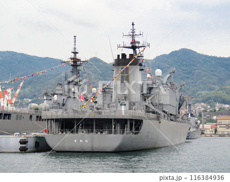 基地に停泊中の海上自衛隊 補給艦 基地に停泊中の海上自衛隊 補給艦 116384936