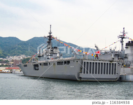 基地に停泊中の海上自衛隊 輸送艦 116384938