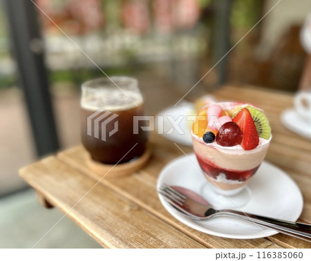 アイスコーヒーとサマースイーツ 116385060