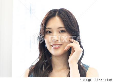 20代女性ビューティーイメージ　（黒髪ロングヘア、ノースリーブ） 116385136