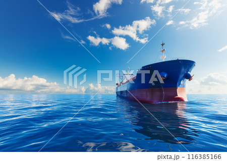 大海原を航行する大型貨物船 116385166