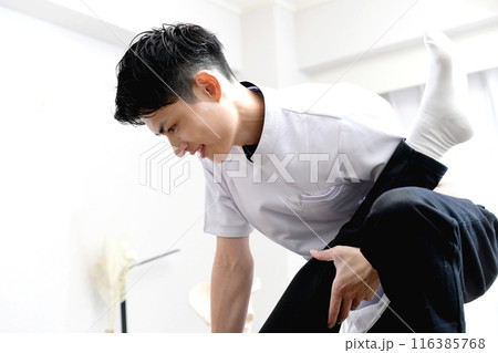 女性患者にマッサージ整体の施術をする男性 女性患者にマッサージ整体の施術をする男性 116385768