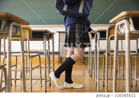 教室を歩く女子生徒の足元 116385811