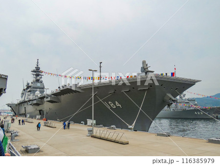 基地に停泊中の海上自衛隊 護衛艦 基地に停泊中の海上自衛隊 護衛艦 116385979