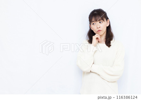 真剣に悩んでいる女性 真剣に悩んでいる女性 116386124