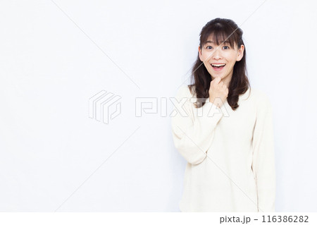 笑顔でビックリおどろく女性 笑顔でビックリおどろく女性 116386282