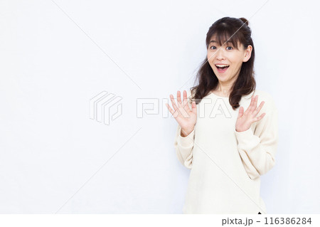 笑顔でビックリおどろく女性 笑顔でビックリおどろく女性 116386284