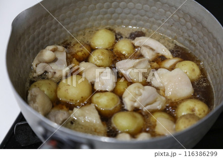 鶏もも肉と新ジャガイモの煮物を作る様子 鶏もも肉と新ジャガイモの煮物を作る様子 116386299