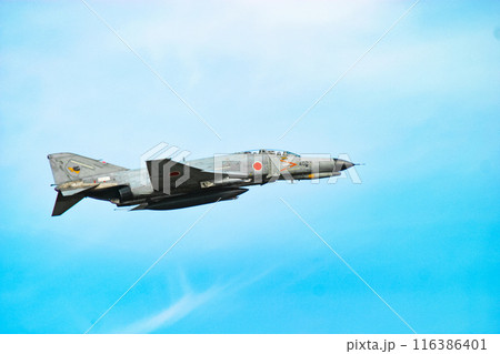 飛行展示を行う航空自衛隊の戦闘機 F-4EJ改 116386401
