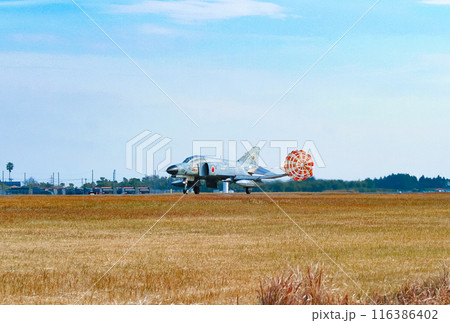 ドラッグシュートを広げて着陸する航空自衛隊のF-4EJ改戦闘機 116386402