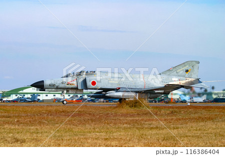着陸する航空自衛隊のF-4EJ改戦闘機 着陸する航空自衛隊のF-4EJ改戦闘機 116386404