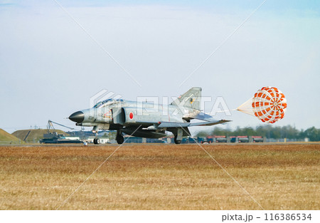 ドラッグシュートを広げて着陸する航空自衛隊のF-4EJ改戦闘機 116386534