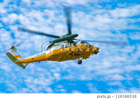救助訓練を行う航空自衛隊の救難ヘリコプター UH-60J 救助訓練を行う航空自衛隊の救難ヘリコプター UH-60J 116386538