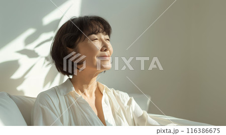 日の当たる部屋で微笑む中年女性　美容イメージ　AI 116386675