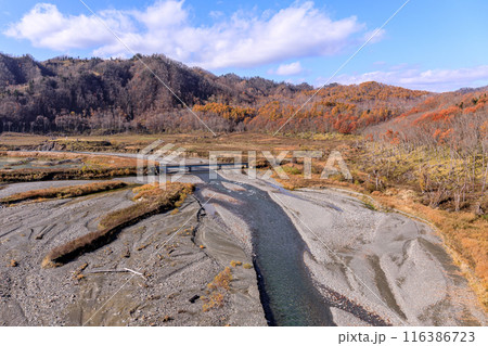 北海道平取町、糠平川に架かる豊糠橋からの眺め【11月】 北海道平取町、糠平川に架かる豊糠橋からの眺め【11月】 116386723