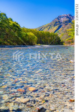 【上高地素材】秋の上高地・焼岳【長野県】 116387152