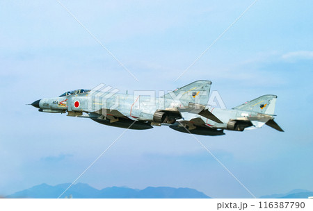 飛行展示を行う航空自衛隊の戦闘機 F-4EJ改 116387790