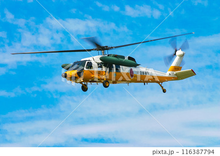 救助訓練を行う航空自衛隊の救難ヘリコプター UH-60J 116387794