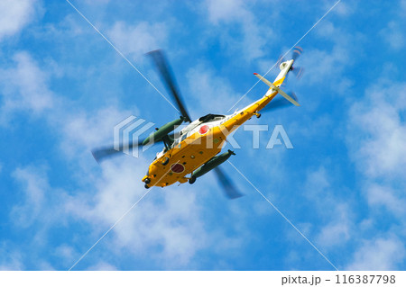 救助訓練を行う航空自衛隊の救難ヘリコプター UH-60J 116387798