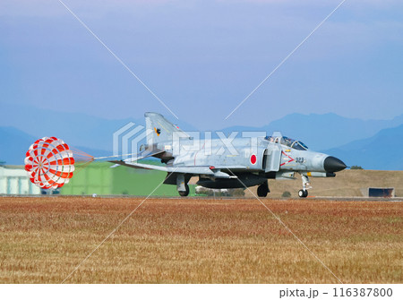 ドラッグシュートを広げて着陸する航空自衛隊のF-4EJ改戦闘機 ドラッグシュートを広げて着陸する航空自衛隊のF-4EJ改戦闘機 116387800