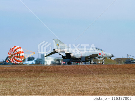 ドラッグシュートを広げて着陸する航空自衛隊のF-4EJ改戦闘機 116387803