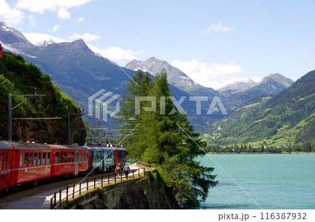 山と湖と鉄道、スイスではよく見られる光景です。マッチング最高! 山と湖と鉄道、スイスではよく見られる光景です。マッチング最高! 116387932