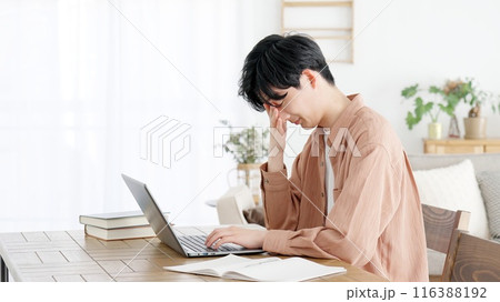 作業中に眠くなる男性 116388192