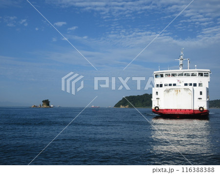 高浜港に入港する中島汽船のフェリー 116388388