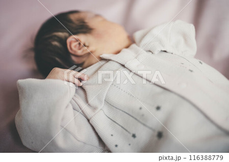 生まれたばかりの赤ちゃん 116388779