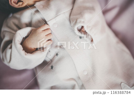 生まれたばかりの赤ちゃん 116388784