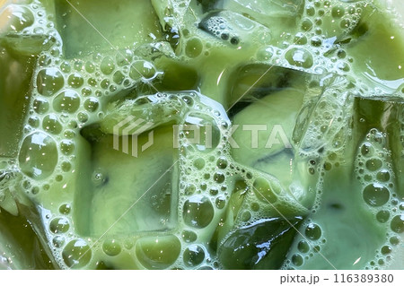 texture of refreshing tea with transparent ice cubes and bubbles 116389380