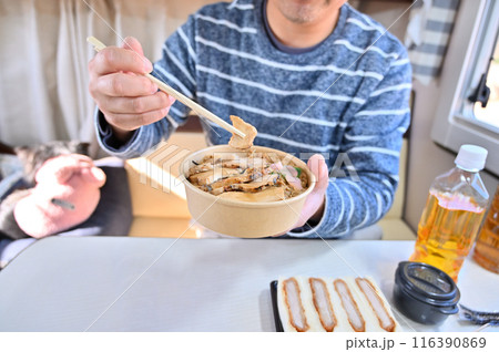 キャンピングカー旅行　食事　鶏めし　弁当　ご当地グルメ 116390869