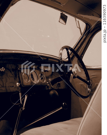 クラシックカー　博物館展示車両 116390973