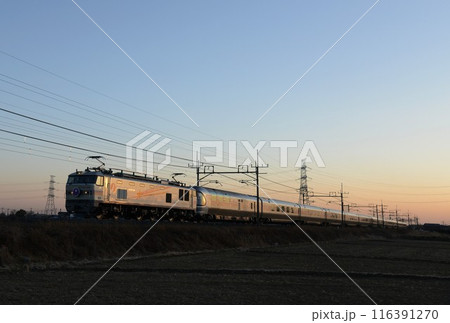 夕暮れの東北本線を走る寝台特急カシオペア号 116391270