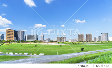 多摩川緑地と川崎駅前のビル群のパノラマ風景【神奈川県・川崎市-東京都・大田区】 多摩川緑地と川崎駅前のビル群のパノラマ風景【神奈川県・川崎市-東京都・大田区】 116391578
