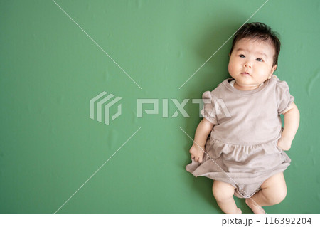 グリーンバックの背景で横になってる赤ちゃん グリーンバックの背景で横になってる赤ちゃん 116392204