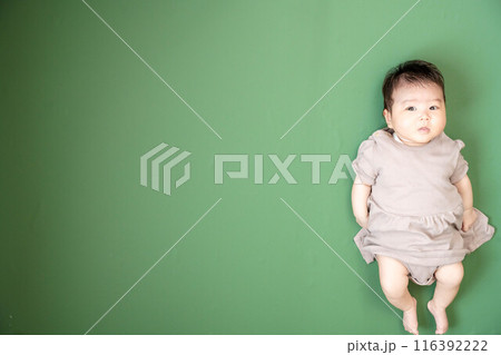グリーンバックの背景で横になってる赤ちゃん 116392222