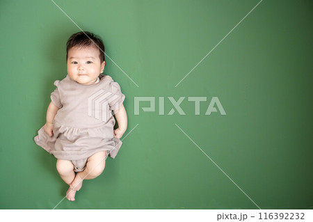 グリーンバックの背景で横になってる赤ちゃん 116392232