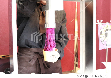 紫芋モンブランを作る様子 紫芋モンブランを作る様子 116392535