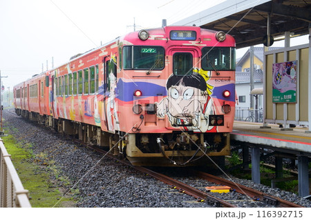 境港駅に停車中のねこ娘列車（鳥取県境港市） 116392715
